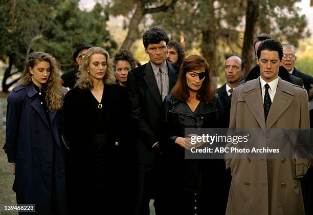 Episode 1.3 - Airdate: April 19, 1990. FRONT ROW : MADCHEN AMICK;PEGGY LIPTON;EVERETT MCGILL;WENDY ROBIE;KYLE MACLACHLAN