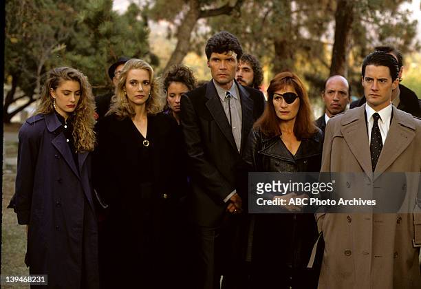 Episode 1.3 - Airdate: April 19, 1990. FRONT ROW : MADCHEN AMICK;PEGGY LIPTON;EVERETT MCGILL;WENDY ROBIE;KYLE MACLACHLAN