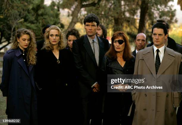 Episode 1.3 - Airdate: April 19, 1990. FRONT ROW : MADCHEN AMICK;PEGGY LIPTON;EVERETT MCGILL;WENDY ROBIE;KYLE MACLACHLAN