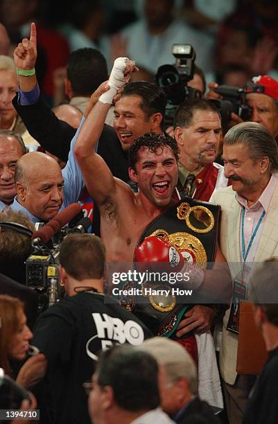 Oscar De La Hoya lets out a victory yell as referee Joe Cortez raises his right arm after De La Hoya defeated Fernando Vargas by way of TKO in the...