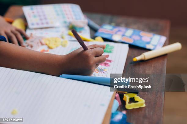 dibujo a mano de una niña anónima con un rotulador - material escolar fotografías e imágenes de stock