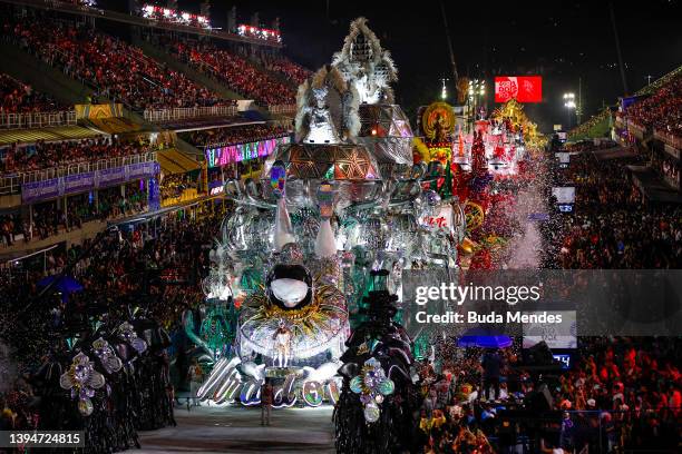 Members of Viradouro perform during the Champions Parade on the last day of Rio de Janeiro 2022 Carnival at Marquês de Sapucaí Sambodrome on April...