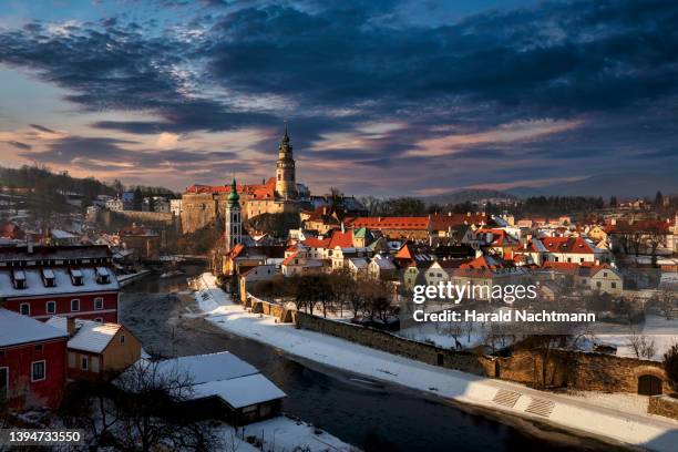 view to vltava river, cesky krumlov, south bohemian, czech republic - cesky krumlov stock pictures, royalty-free photos & images