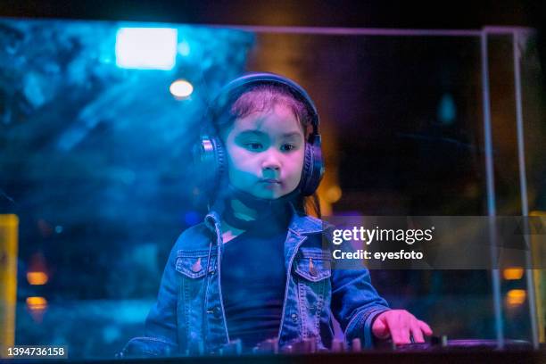 little girl spielt als dj im konzert. - girl dj stock-fotos und bilder