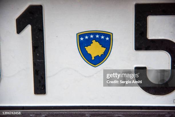 kosovo flag on car plate - license plate stockfoto's en -beelden