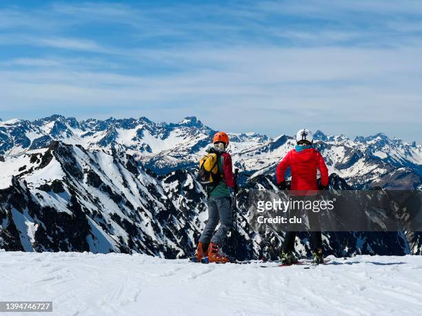 nebelhorn, allgäuer alpen, zwei skifahrerinnen stehen am anfang einer piste - bayern winter stock-fotos und bilder