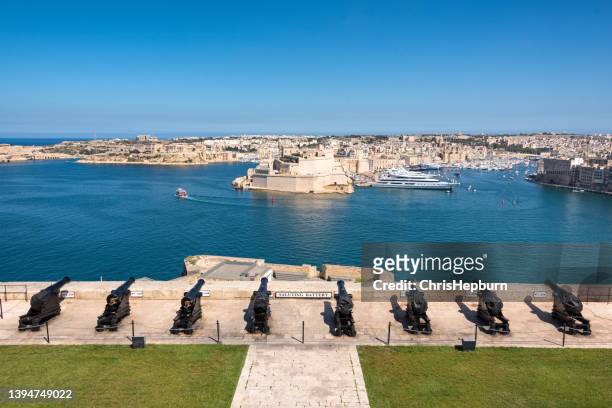 fort st. angelo viewed from the saluting battery, valetta, malta - malta harbour stock pictures, royalty-free photos & images