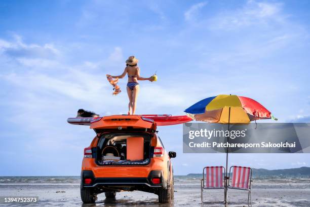 roadtrip on the beach - car camping luggage stock pictures, royalty-free photos & images