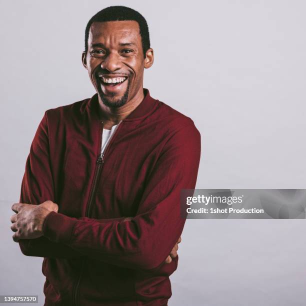 african man portrait, laughing. - trainer cutout stockfoto's en -beelden