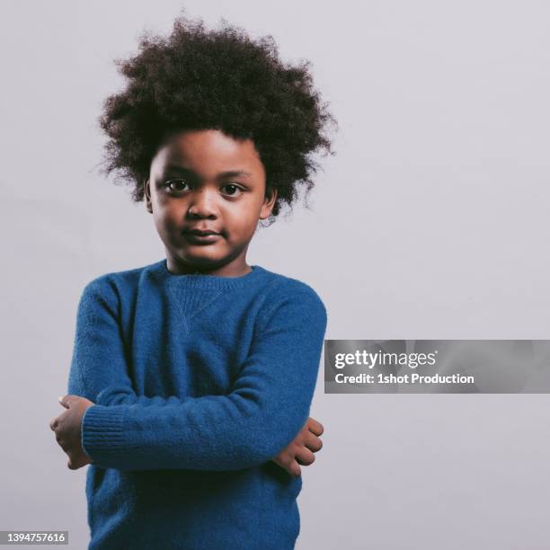 retrato infantil africano, confianza. - toma mediana fotografías e imágenes de stock