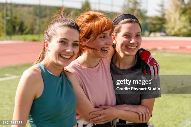 jogadores sorridentes em campo - high school football - fotografias e filmes do acervo