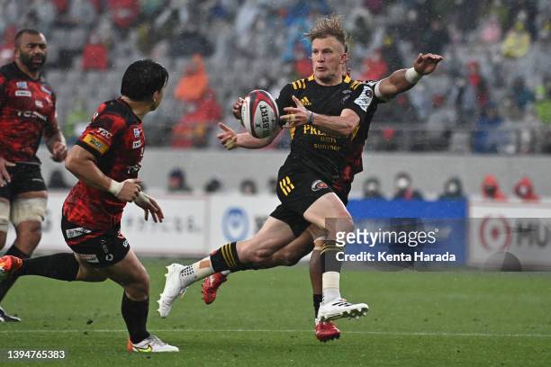 Damian McKenzie of Tokyo Suntory Sungoliath passes the ball during the NTT Japan Rugby League One match between Toshiba Brave Lupus Tokyo and Tokyo...