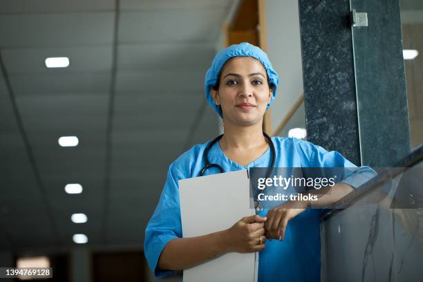 krankenschwester mit krankenakte im krankenhaus - indian doctors stock-fotos und bilder