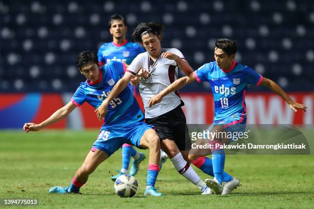 Yuta Goke of Vissel Kobe competes for the ball against Shinichi Chan and Huang Yang of Kitchee during the AFC Champions League Group J match between...