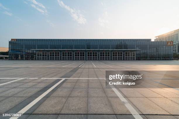 empty parking lot in the sun - parking space imagens e fotografias de stock