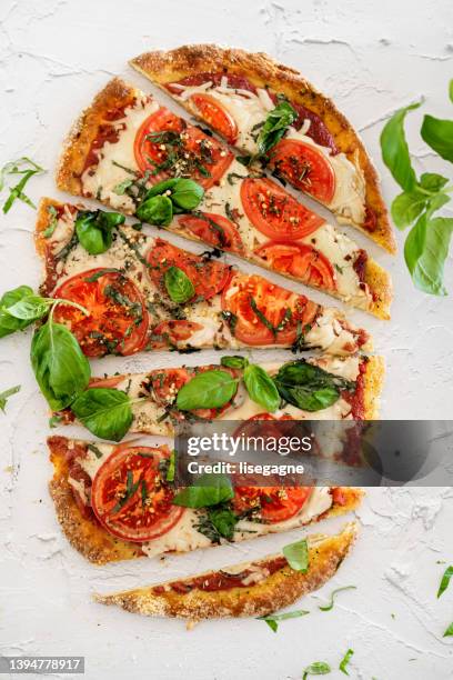 pizza margarita - low carb diet stock-fotos und bilder