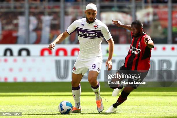 Arthur Cabral of Fiorentina is challenged by Fikayo Tomori of AC Milan during the Serie A match between AC Milan and ACF Fiorentina at Stadio...