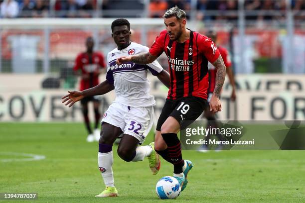 Theo Hernandez of AC Milan is challenged by Alfred Duncan of Fiorentina during the Serie A match between AC Milan and ACF Fiorentina at Stadio...