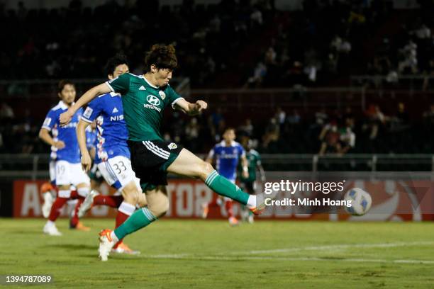 Kim Bo-kyung of Jeonbuk Hyundai Motors scores his side's first goal during the AFC Champions League Group H match between Jeonbuk Hyundai Motors and...