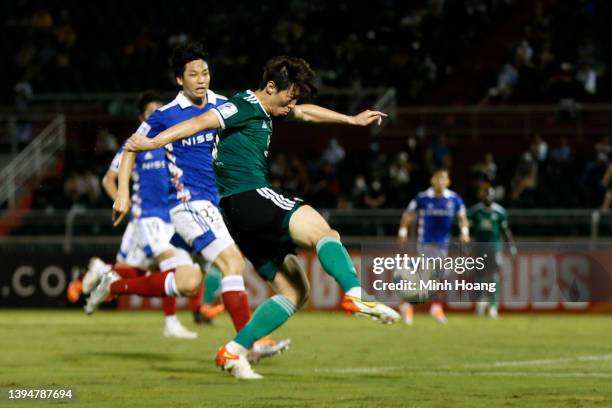 Kim Bo-kyung of Jeonbuk Hyundai Motors scores his side's first goal during the AFC Champions League Group H match between Jeonbuk Hyundai Motors and...