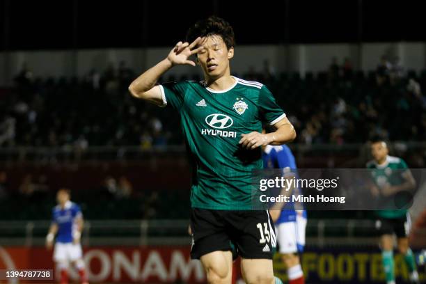 Kim Bo-kyung of Jeonbuk Hyundai Motors celebrates scoring his side's first goal during the AFC Champions League Group H match between Jeonbuk Hyundai...