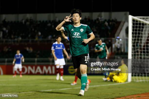 Kim Bo-kyung of Jeonbuk Hyundai Motors celebrates scoring his side's first goal during the AFC Champions League Group H match between Jeonbuk Hyundai...