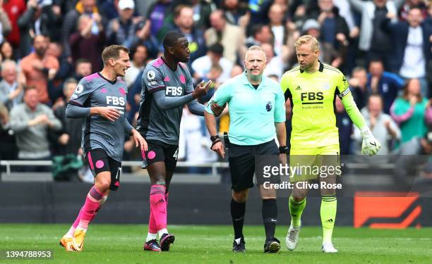 Kasper Schmeichel and Marc Albrighton of Leicester City complain to Referee Jonathan Moss after Heung-Min Son of Tottenham Hotspur scored their sides...