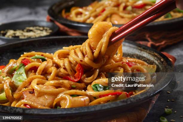 mongolische garnelen mit udon-nudeln - udon noodles stock-fotos und bilder