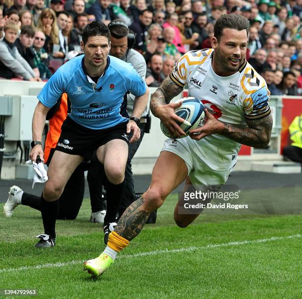 Francois Hougaard of Wasps breaks clear to score their second try during the Gallagher Premiership Rugby match between London Irish and Wasps at...