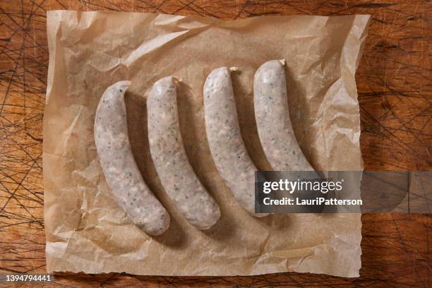 raw bratwurst salsicce - butcher paper foto e immagini stock