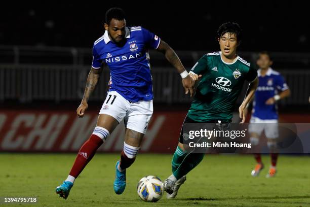 Anderson Lopes of Yokohama F.Marinos controls the ball under pressure of Lee Seung-gi of Jeonbuk Hyundai Motors during the AFC Champions League Group...