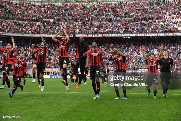 Players of AC Milan celebrate the win at the end of the Serie A match between AC Milan and ACF Fiorentina at Stadio Giuseppe Meazza on May 01, 2022...