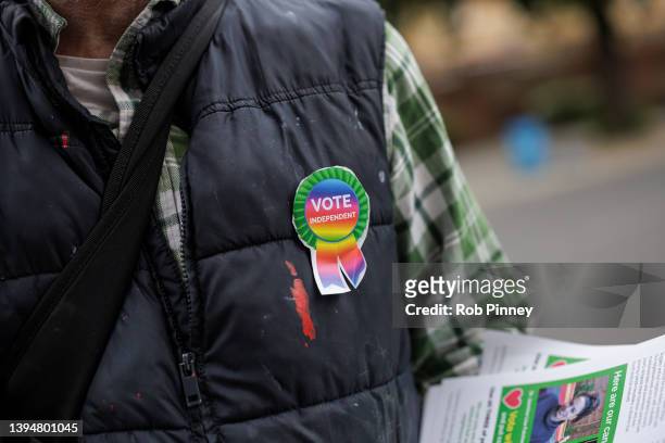 Home-made rosette is seen pinned to the jacket of independent candidate for Brockley ward in Lewisham Ray Barron-Woolford on May 01, 2022 in London,...