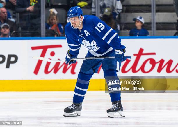 Jason Spezza of the Toronto Maple Leafs gets ready for a face off against the Boston Bruins during the first period at the Scotiabank Arena on April...