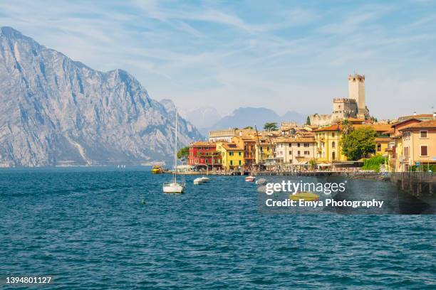 panoramic view of malcesine on lake garda - veneto, italy - sirmione gardasee stock-fotos und bilder