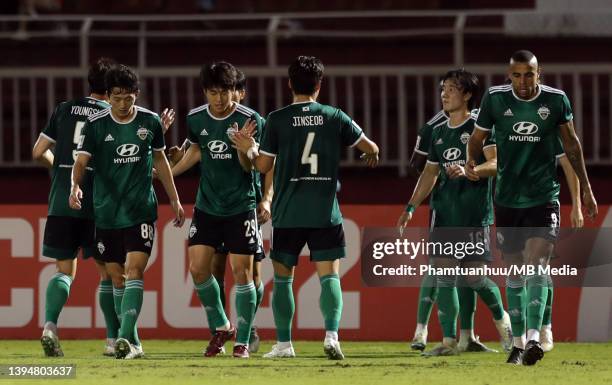 Jeonbuk Hyundai Motors celebrate after Bo-kyung Kim's goal during the AFC Champions League Group H match between Jeonbuk Hyundai Motors and Yokohama...