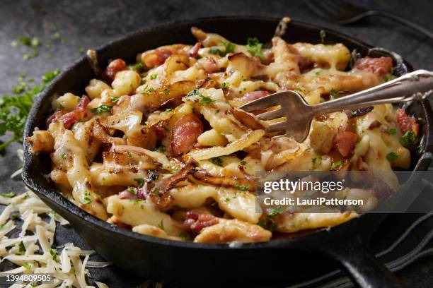 käse gebratene spätzle mit speck - gnocchi stock-fotos und bilder