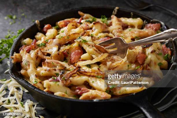 cheesy fried spaetzle with bacon - cultura austriaca imagens e fotografias de stock