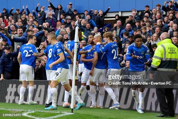 Richarlison of Everton celebrates his goal with Mason Holgate Anthony Gordon Demarai Gray Seamus Coleman Vitalii Mykolenko and team mates the Premier...