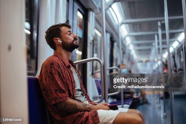 taking a break while in transit - hearing 個照片及圖片檔