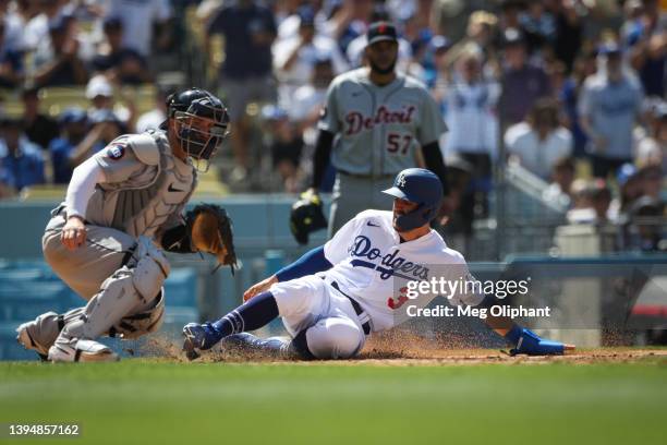 Chris Taylor of the Los Angeles Dodgers scores on a double off the bat of Cody Bellinger in the sixth inning against the Detroit Tigers at Dodger...