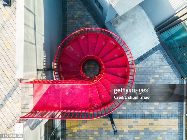red spiral staircase - spiral staircase fotografías e imágenes de stock