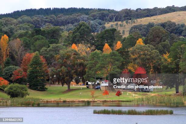 motor home park near a lake in australia - autumn phillips fotografías e imágenes de stock