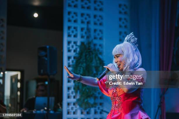actuación escénica de drag queen asiática en pub - diva papel social fotografías e imágenes de stock