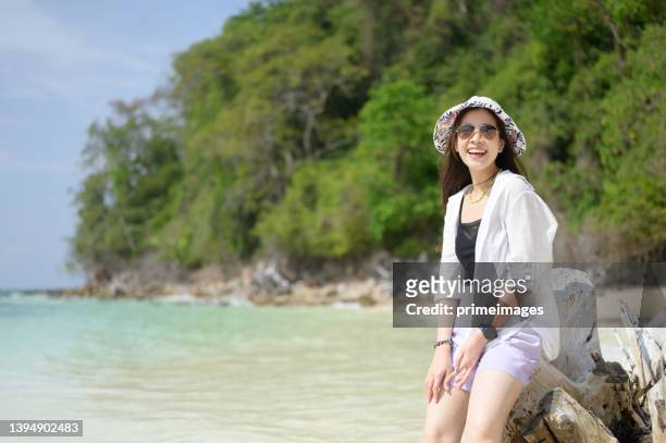 sommerurlaub chill-moment im krabi thailand spaziergang am strand mit sonnenaufgang fühlen sich frei wohlbefinden erkunden flucht von allem - asian woman swimsuit stock-fotos und bilder