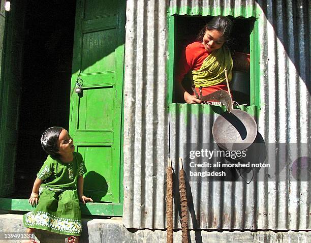 village girls having fun by kitchen door - bengali girl - fotografias e filmes do acervo