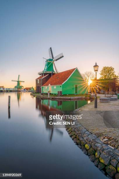 historical buildings and windmills in zaanse schans, netherlands - noord holland landschap stockfoto's en -beelden