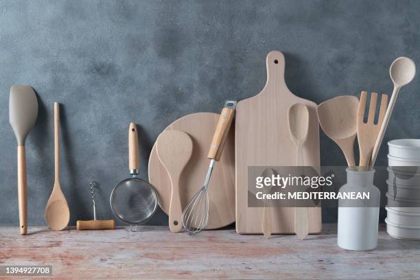 stoviglie moderne in tinta legno chiaro con mestolo, taglieri e pentole su grigio - utensile di portata foto e immagini stock