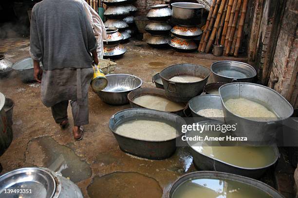 rice preparations for biryani coooking - hyderabad biryani stock-fotos und bilder