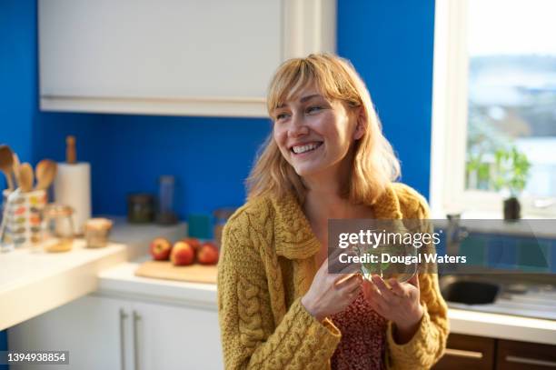vegan woman in zero waste kitchen with fresh mint tea. - digestion stockfoto's en -beelden